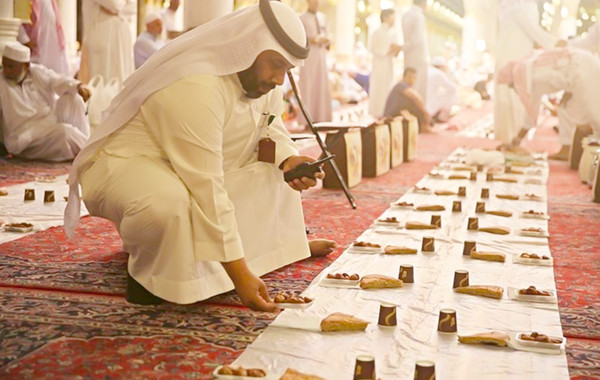موائد الإفطار في الحرم النبوي.. تاريخ من الضيافة