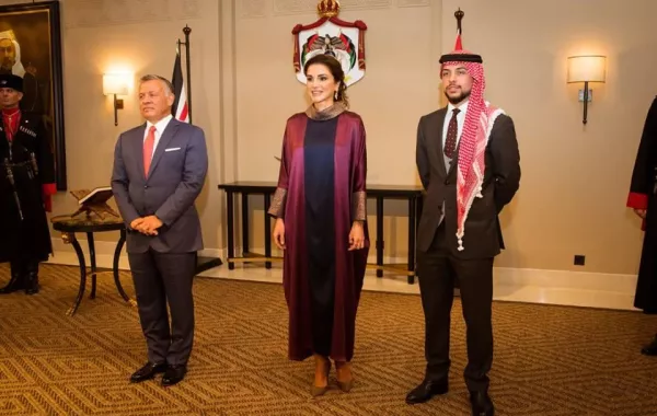 الملك والملكة وولي العهد الأمير الحسين.jpg