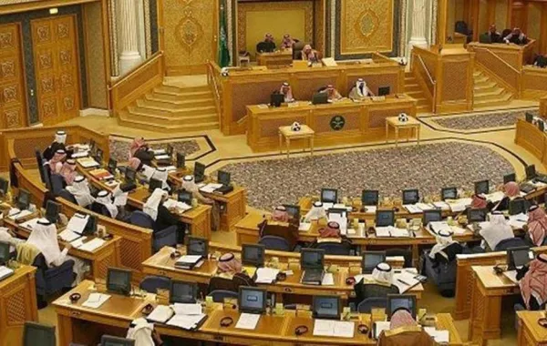 عضو شورى.. يطالب بإغلاق المحلات التجارية في الـ 6 مساءً