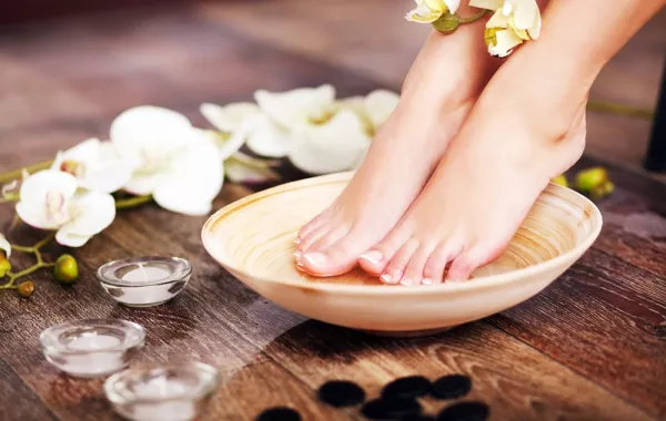 خطوات تبييض القدمين بأسهل الطرق