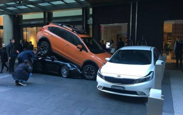 فيديو: عامل ركن سيارات يتسبب بكارثة ثمنها 300 ألف دولار!