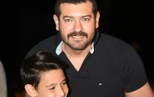 بالصور: عمرو يوسف يدعو نجوم مسلسل "طايع" لمأدبة إفطار في "مستشفى"