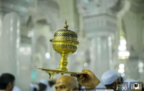 للمرة الأولى في التاريخ: تبخير المسجد الحرام بأكثر من 60 مبخرة يومياً