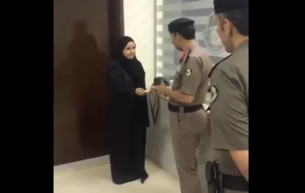 فيديو تاريخي.. أول سعودية تحصل على رخصة قيادة سيارة