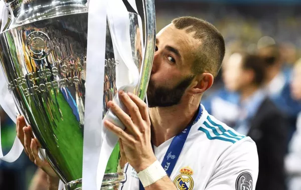 الشيخ ناصر بن حمد يستقبل مهاجم ريال مدريد بنزيما في البحرين