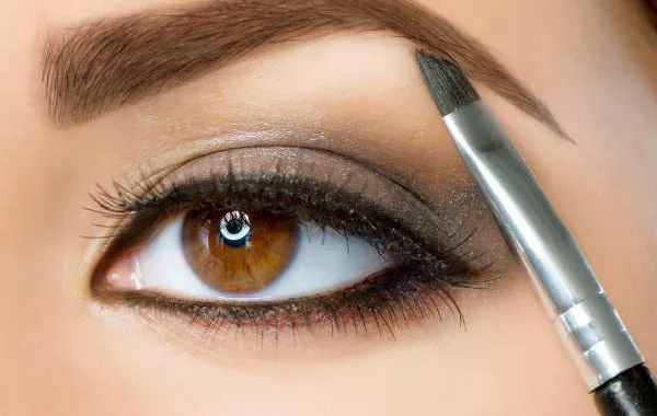 طرق رسم الحواجب بالماسكرا