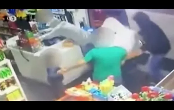 فيديو.. طفل يخاطر بحياته لإنقاذ والده من يد مختطفين