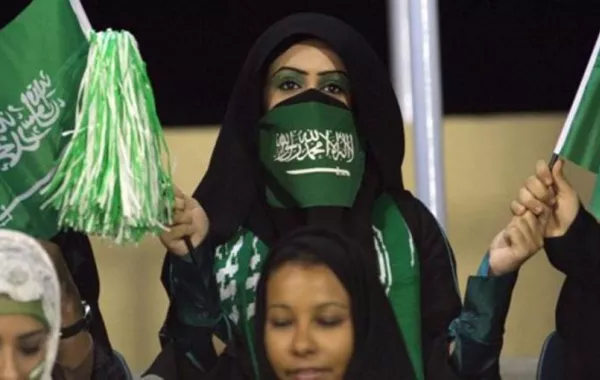 حدث تاريخي: سعوديات يحملن العلم في افتتاح كأس العالم