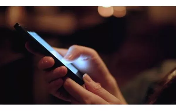 الإشعارات المتواصلة على الهواتف الذكية تغير كيمياء الدماغ