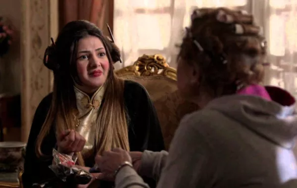 الفنانة دنيا سمير غانم تمازح السفير البريطاني: أنا أصلا فاضية ومش لاقية شغل