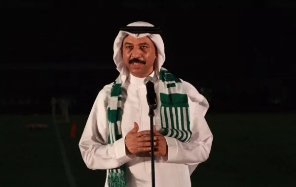 عبادي الجوهر يهدي المنتخب السعودي "عالوعد جينا"