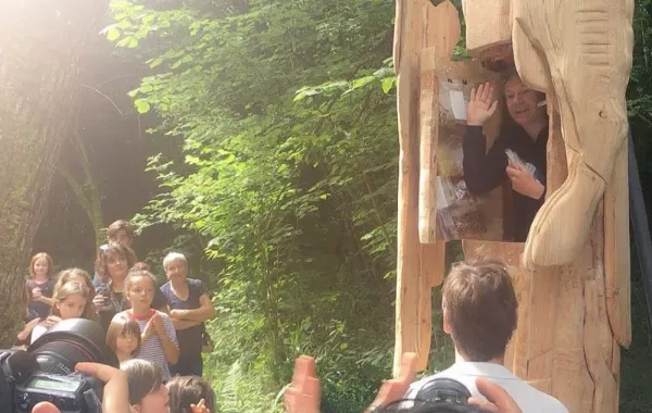 فنان فرنسي مغامر يحبس نفسه داخل تمثال ضخم لأسبوع