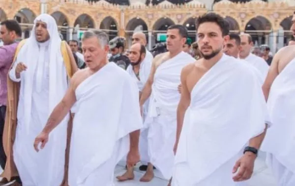 الملك الأردني وولي العهد خلال مناسك العمرة.jpg