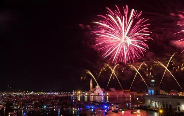 النيابة العامة والصحة تحذران من الألعاب النارية في العيد