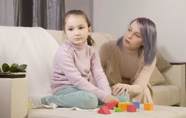 كيف يؤثر مرض طفلك المزمن على نفسيته وشخصيته؟