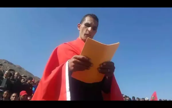فيديو.. الآلاف يتبعون "دجّالاً" ادعى اكتشافه كنزاً دفيناً.. ولكن