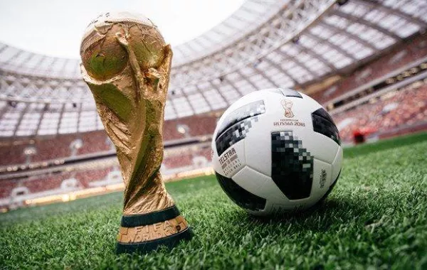 فيديو.. شاهدوا كيف تتم صناعة كأس العالم!