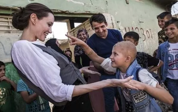 شاهدوا أنجلينا جولي تقضي عيد الفطر في الموصل: "هذا أسوأ دمار شاهدته في كل سنوات عملي"
