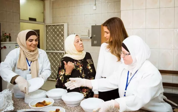 الملكة رانيا تطلع على برامج جمعية الأسر التنموية الخيرية
