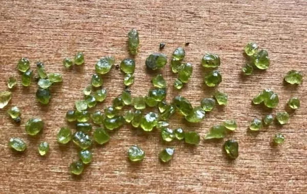 صور .. السماء تمطر أحجاراً كريمة في "هاواي" وأخطبوطات في الصين