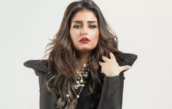 منة فضالي تشنّ هجومًا قاسيًا على السورية سلاف فواخرجي بسبب هذا الفيديو