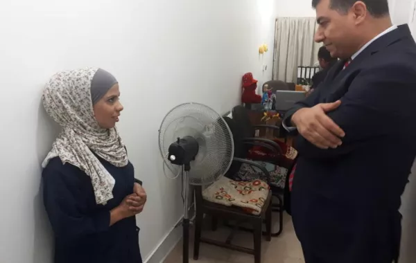 فيديو.. وزير أردني يقدم باقة من الورود لعاملة نظافة ويعتذر لها