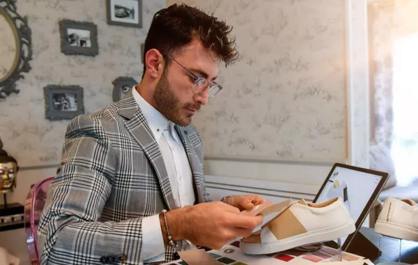 اللاجئ الذي لفت أنظار نجوم هوليوود بأحذيته الرياضية