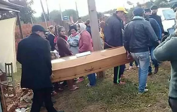 متوفى يحضر مراسيم جنازته ويصيب عائلته بالذهول