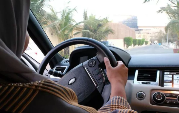 السماح للسعوديات بقيادة سيارات الأجرة العائلية