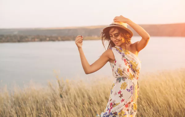 فساتين صيفية بألوان منعشة لإطلالة الشاطىء 