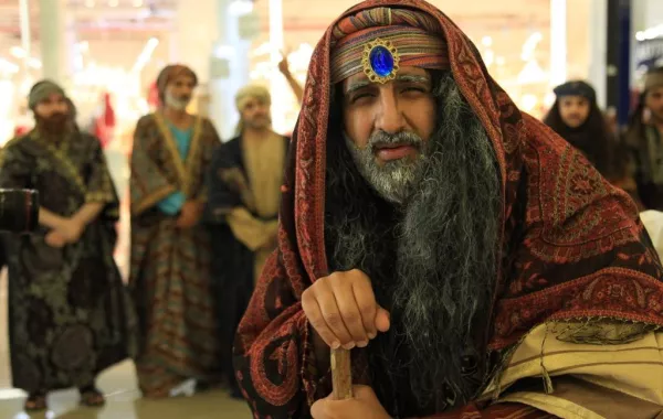 أولى فعاليات سوق عكاظ:
مسرحية "سوق العرب" تجسد الحياة التجارية قديماً