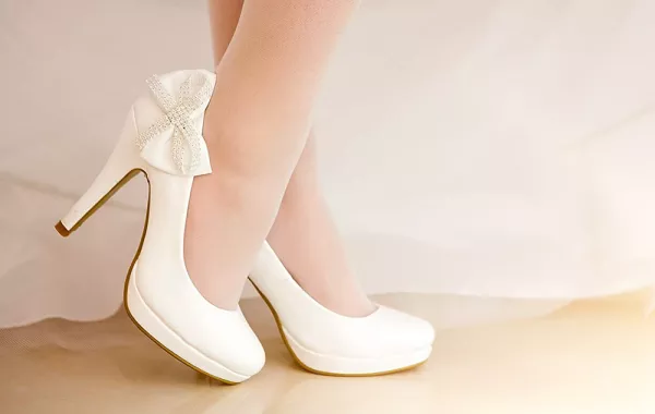 أحذية عروس متوسطة الطول لإطلالة مريحة