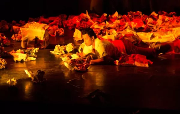 مشهد من العرض.jpg