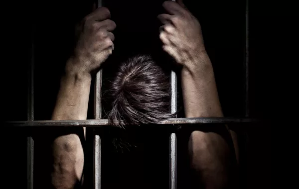 بالصور.. القبض على هارب من 1400 حكم قضائي