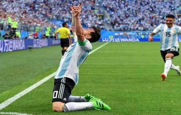 "ميسي" يفاجئ صحافياً خلال اللقاء معه بعد الفوز على نيجيريا