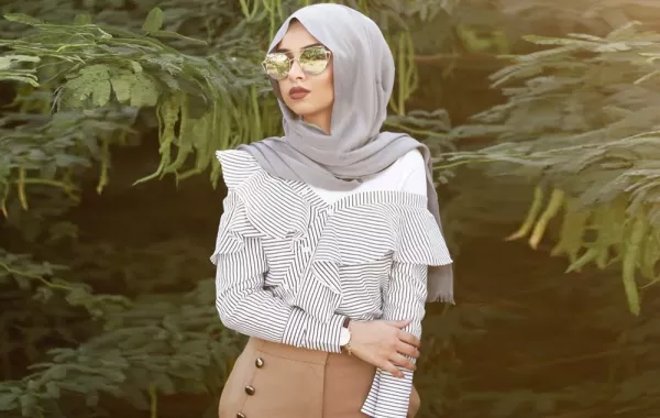 حيلة ذكية لارتداء صيحة الـ off shoulder مع الحجاب