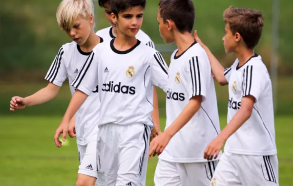 هواة الكرة من فتيان السعودية في "ريال مدريد" بالصيف