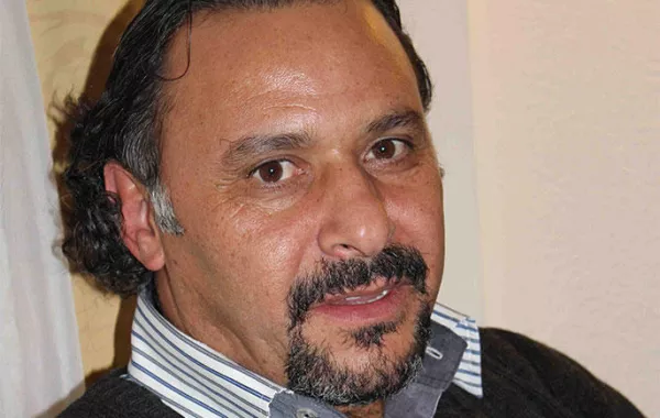 يقدم السنعوسي الأديب الأردني مفلح العدوان.jpg