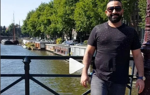 أحمد سعد في أمستردام لإحياء حفل ويتغزل بزوجته ويلتقط الصور مع صديقه أحمد عز