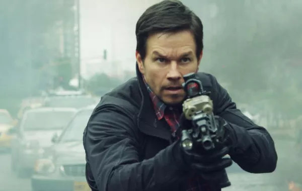 بالفيديو: مارك والبيرغ ينجز المهمة المستحيلة في "Mile 22"