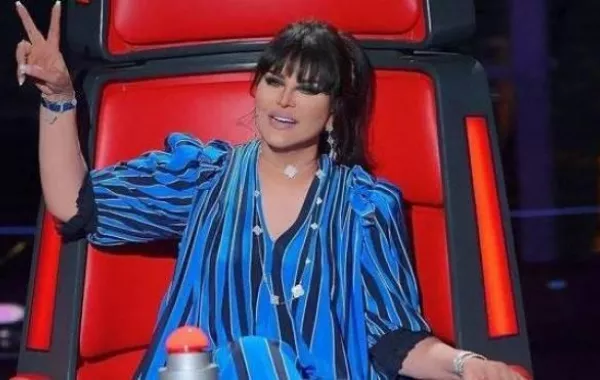 فاهد يشيد بحفلات والدته أحلام والـ "تي شيرت" التي ظهر فيها تثير الجدل