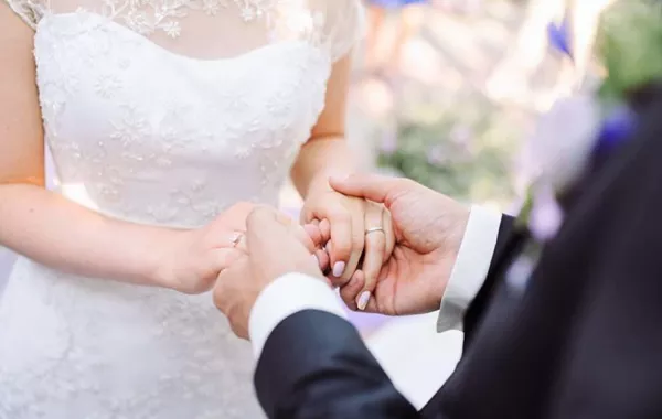 وفاة عروسين انقلبت بهما سيارة الزفاف