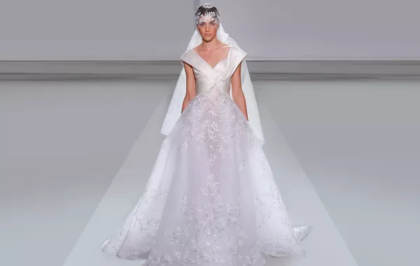 الريش والتول.. أبرز ما يميز فساتين زفاف عروس خريف وشتاء 2019