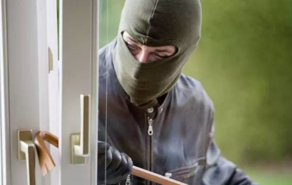 جريمة سرقة غريبة.. سرق منزل خطيبته واشترى لها الهدايا