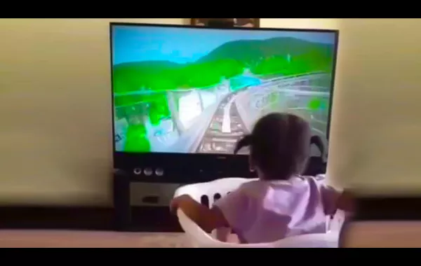 شاهد.. يصنع لابنته سينما 4D بسلة الغسيل 