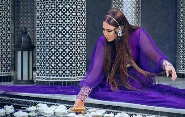 أحلام في إطلالاتها... بين العصرية والاحتشام