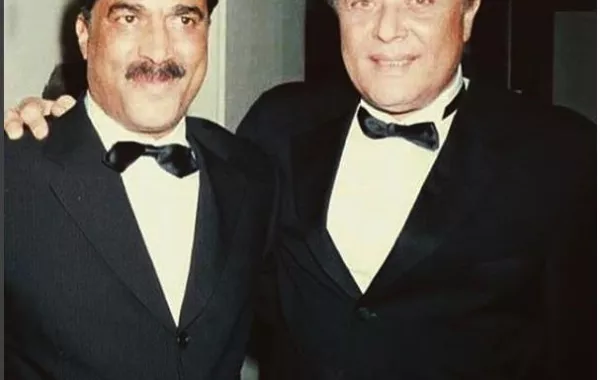 كريم محمود عبد العزيز ينشر صورة نادرة لوالده مع أحمد زكي