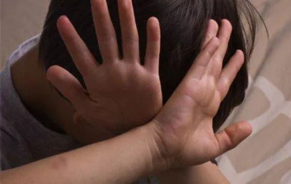 بسبب مباراة مونديالية.. شاب يعتدي على طفل في الدمام!