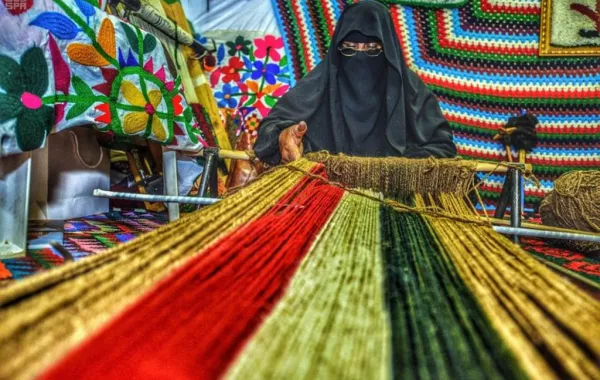 70حرفيًّا وحرفية يعرضون الصناعات اليدوية بعكاظ