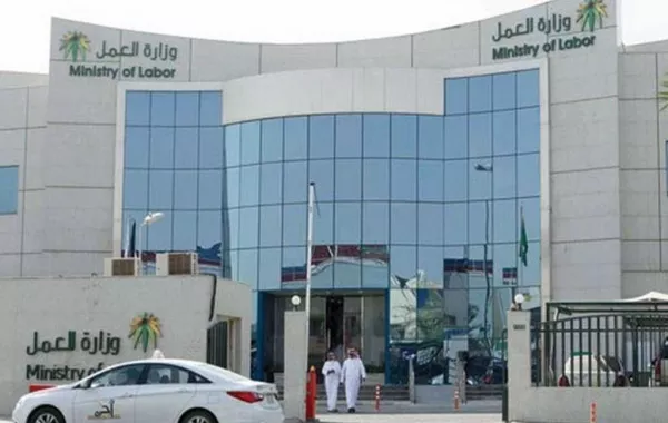العمل: تخفض نسب التوطين في 12 قطاعًا من 100% إلى 70%